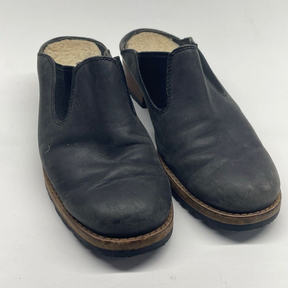 UGG Australia Womens 8.5 Leather Black Mules Clogs Sheepskin Lined Slip-on Shoes